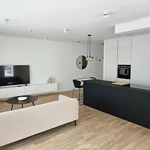  Appartement New Spacious Two Bedroom Center With Parking, Near Public Transport